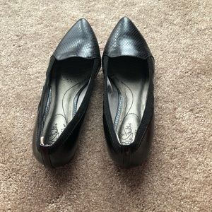 Life stride pointed toe flat